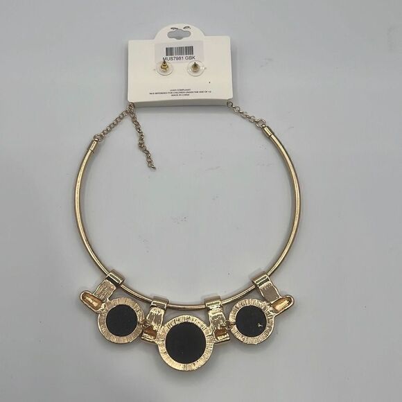 Gold Collar Necklace with matching earrings set - Picture 3 of 7